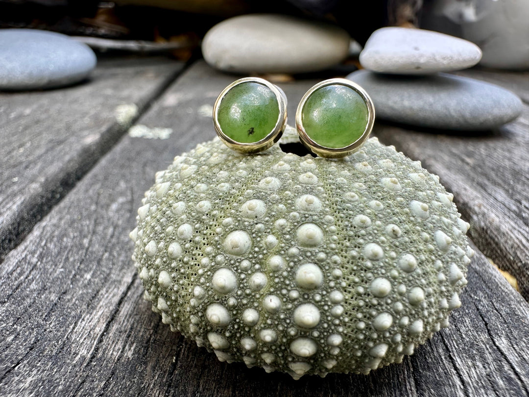9CY 7.5mm pounamu studs