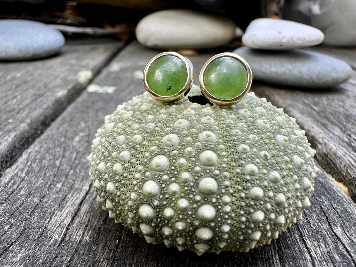 9CY 7.5mm pounamu studs