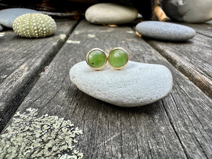 9CY 7.5mm pounamu studs