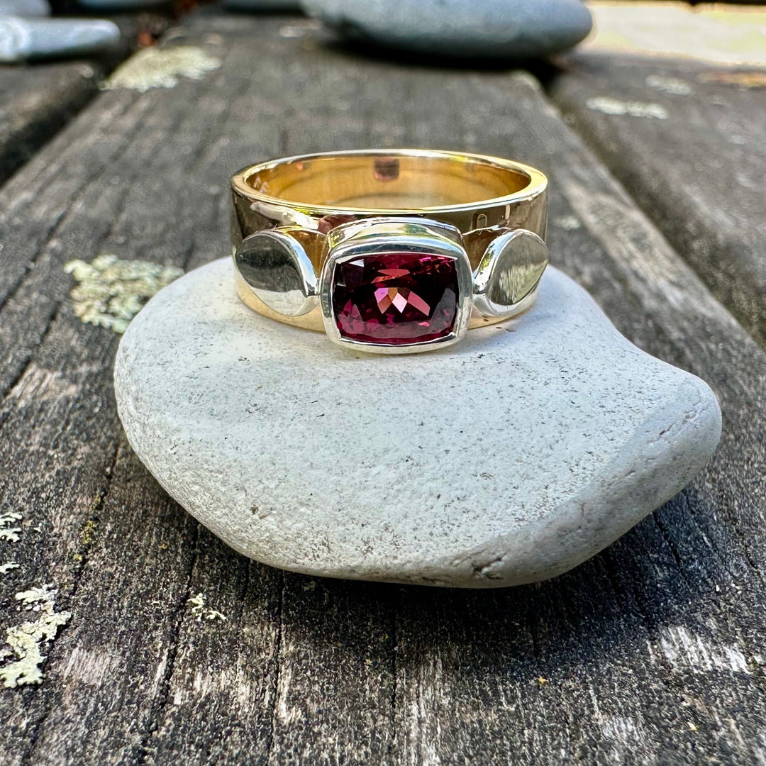 Rhodolite garnet Amore ring