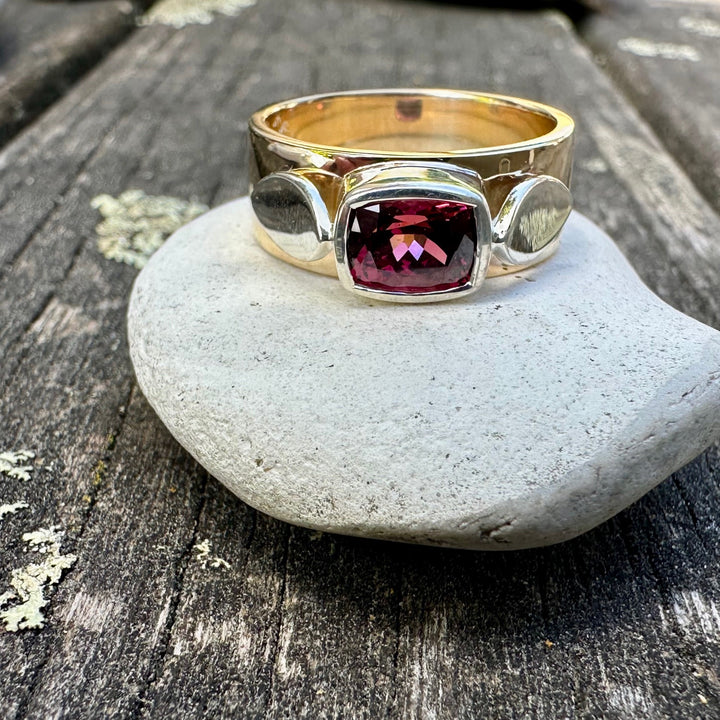 Rhodolite garnet Amore ring
