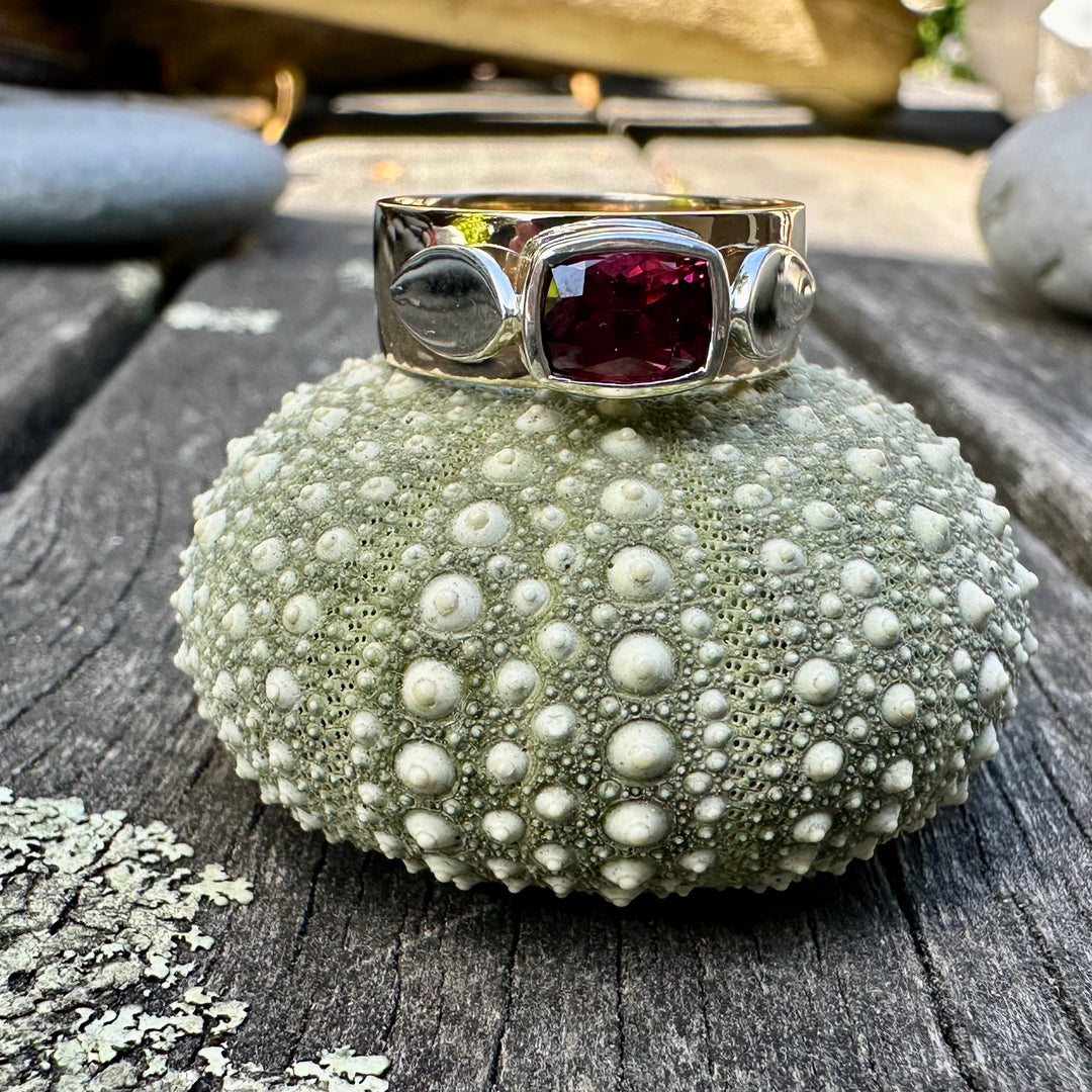 Rhodolite garnet Amore ring