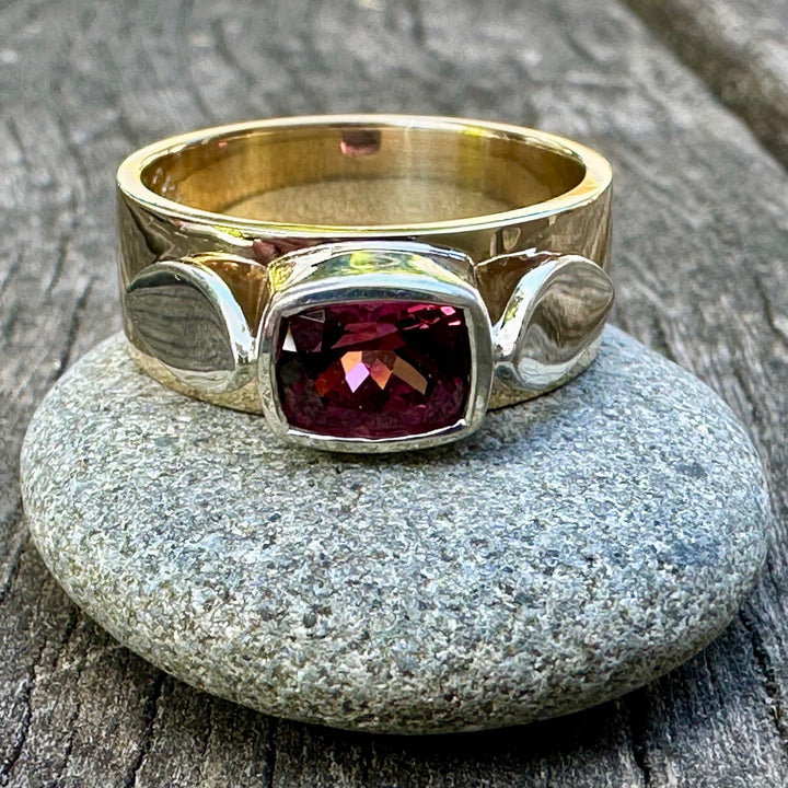 Rhodolite garnet Amore ring