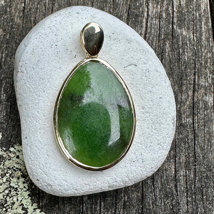 9ct gold & Pounamu drop pendant