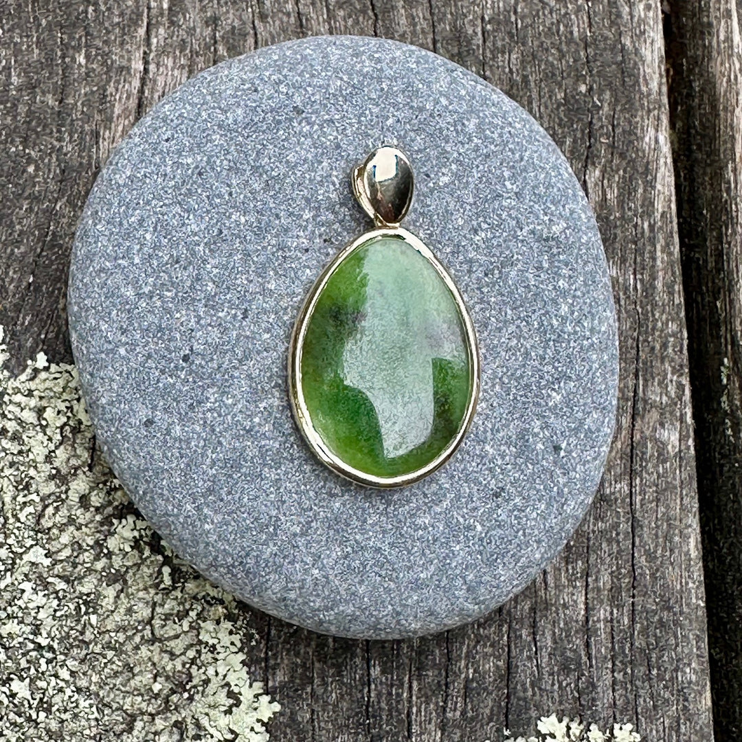 9ct gold & Pounamu drop pendant