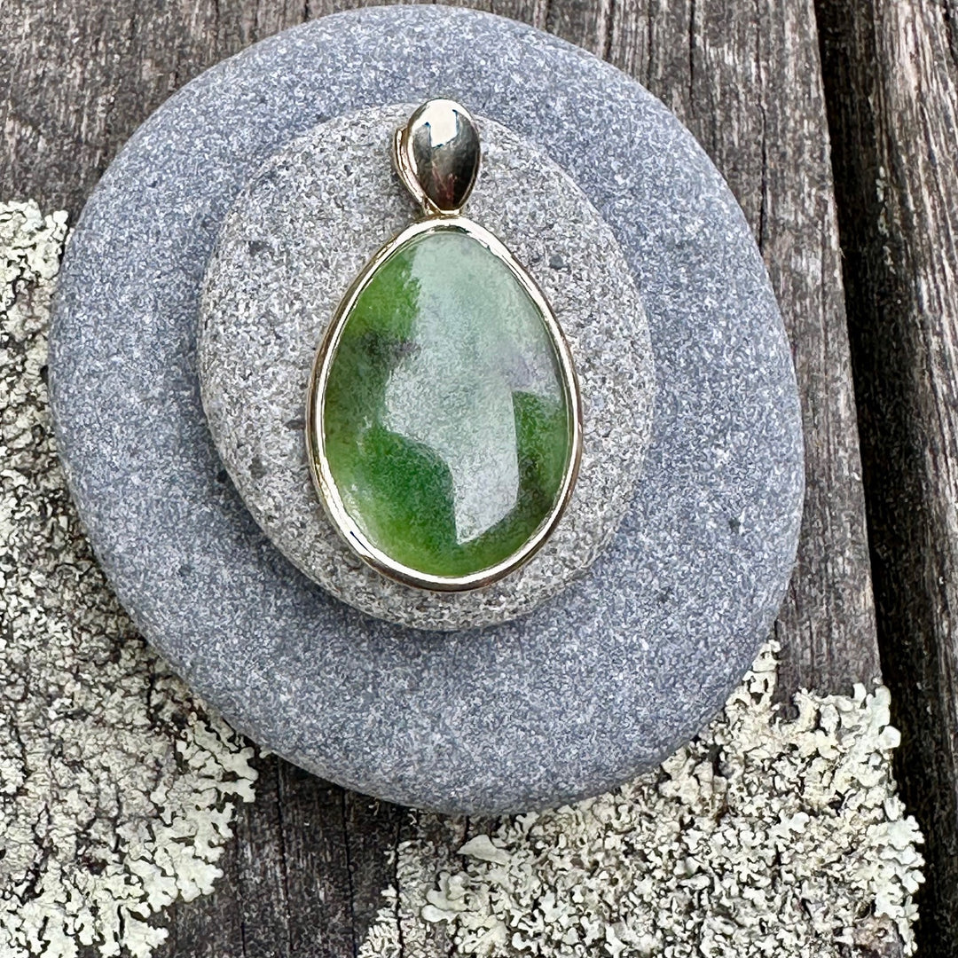 9ct gold & Pounamu drop pendant