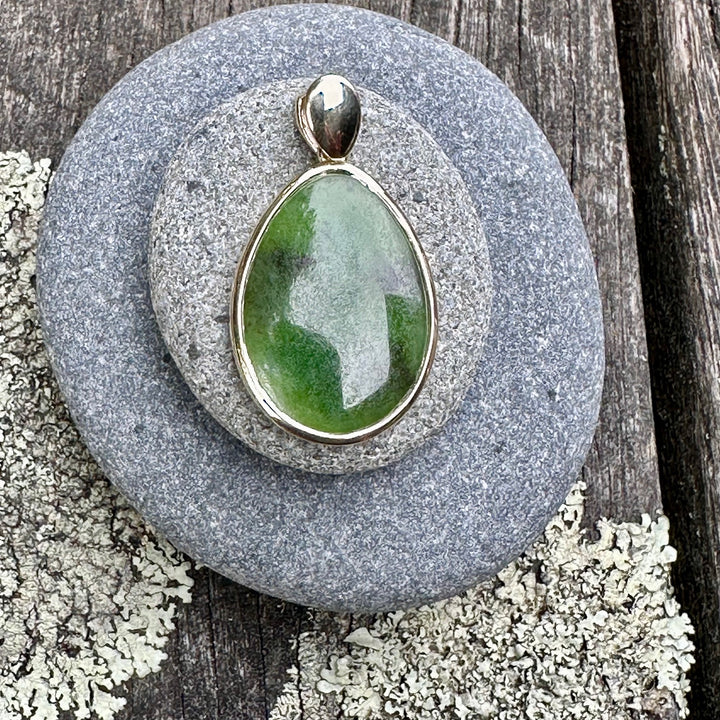 9ct gold & Pounamu drop pendant