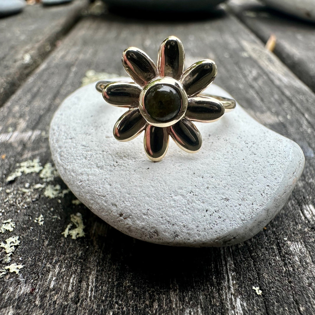 9 carat gold puāwai ring