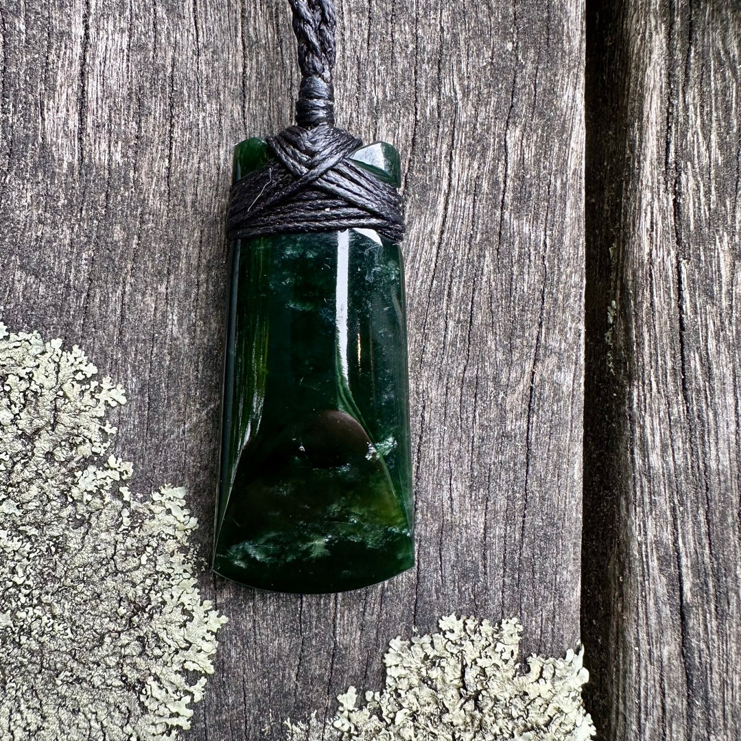 Medium dark NZ greenstone toki