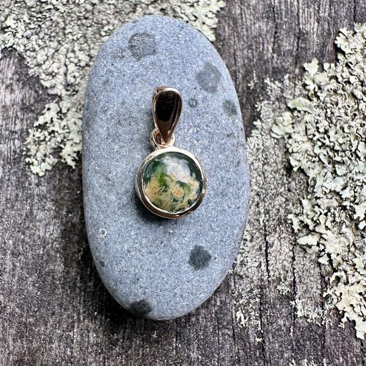 9 ct 7mm New Zealand greenstone pendant