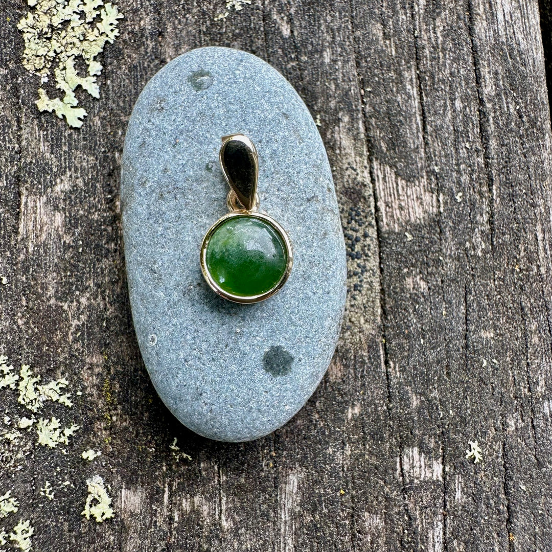 9 ct 7mm New Zealand greenstone pendant