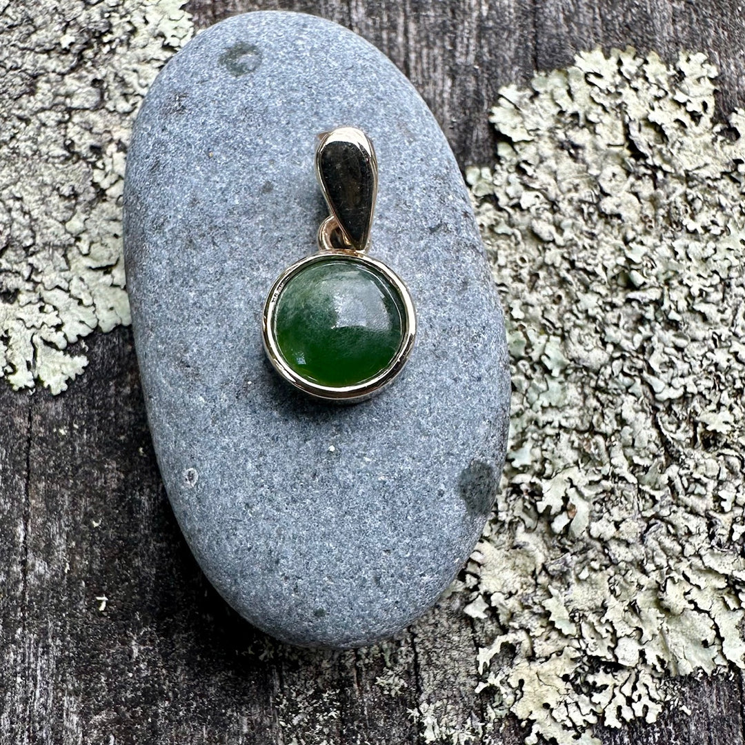 9 ct 7mm New Zealand greenstone pendant