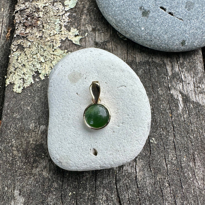 9 ct 7mm New Zealand greenstone pendant