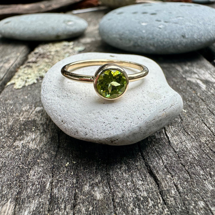Pepe (small) peridot ring in 9 ct gold