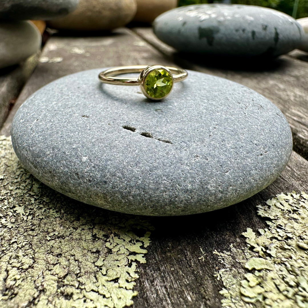 Pepe (small) peridot ring in 9 ct gold