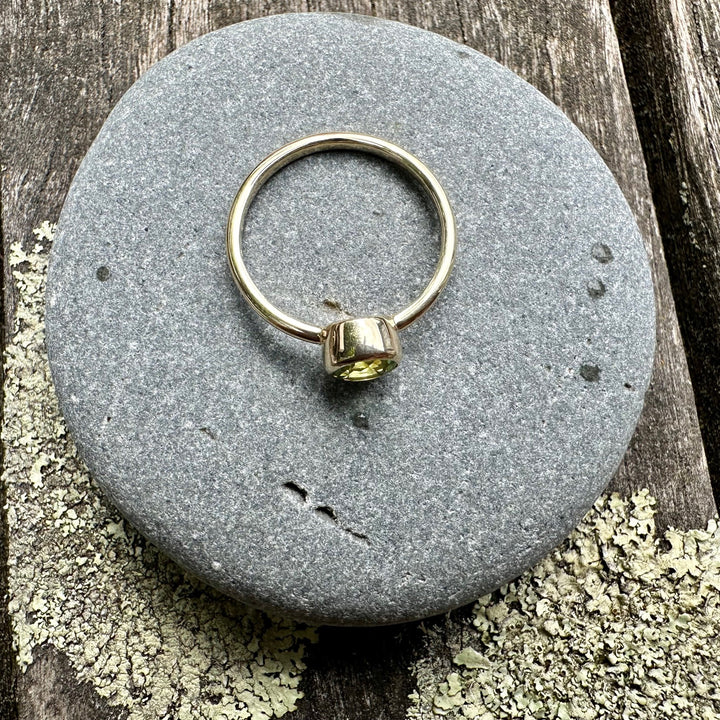 Ppepe Rung Rang Pepe (small) peridot ring in 9 ct gold – Rowena Watson Jewellers