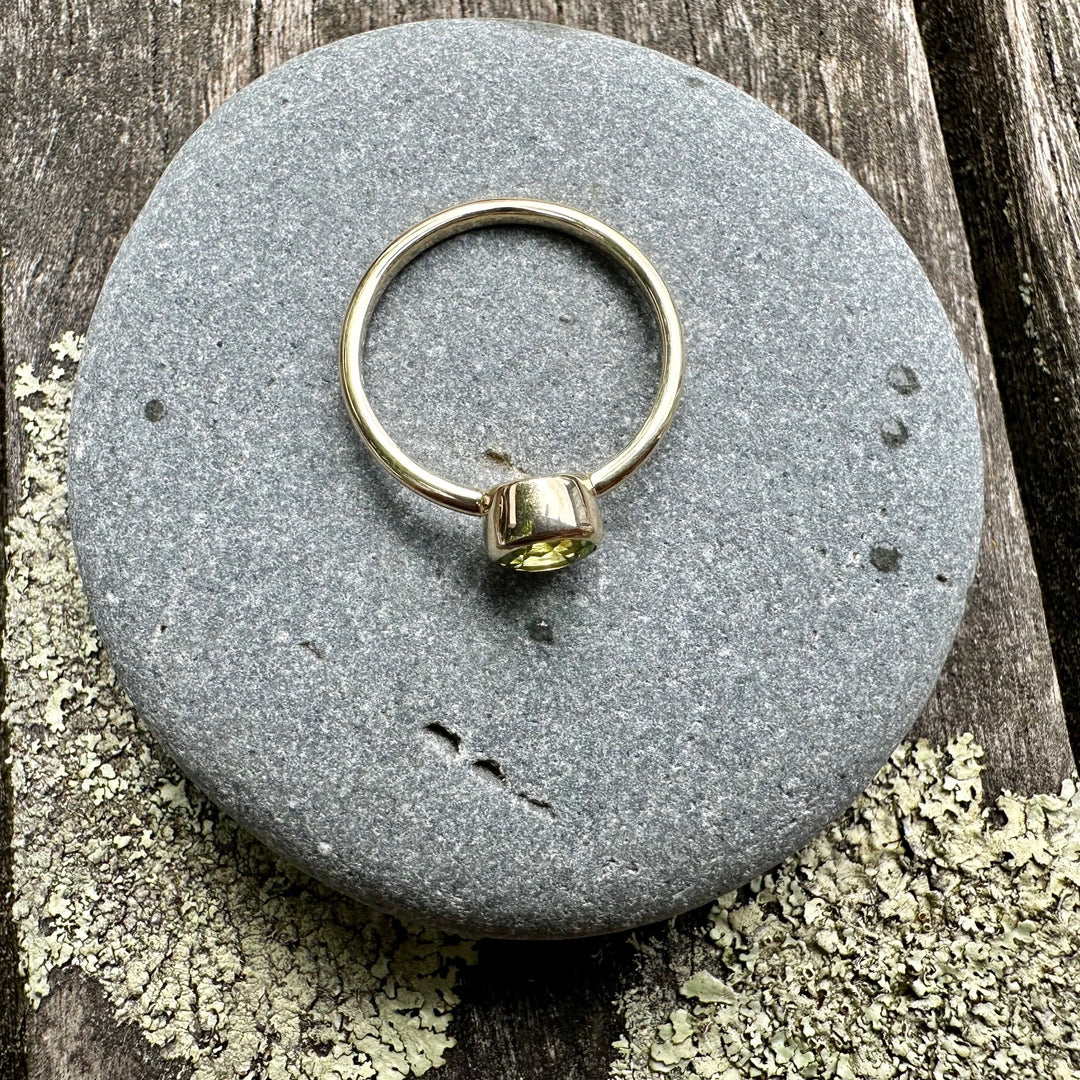 Pepe (small) peridot ring in 9 ct gold