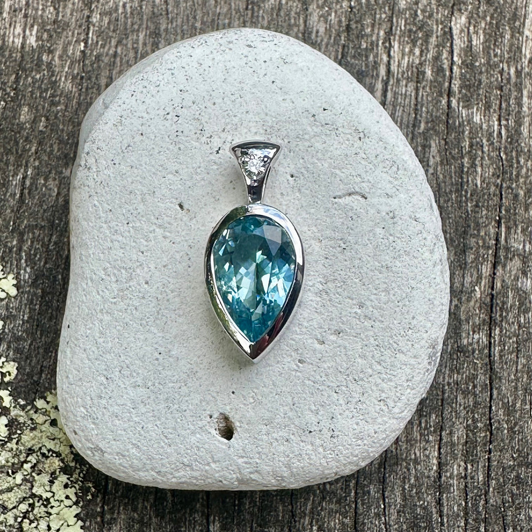 2.10ct Aquamarine pendant in 9ct white gold