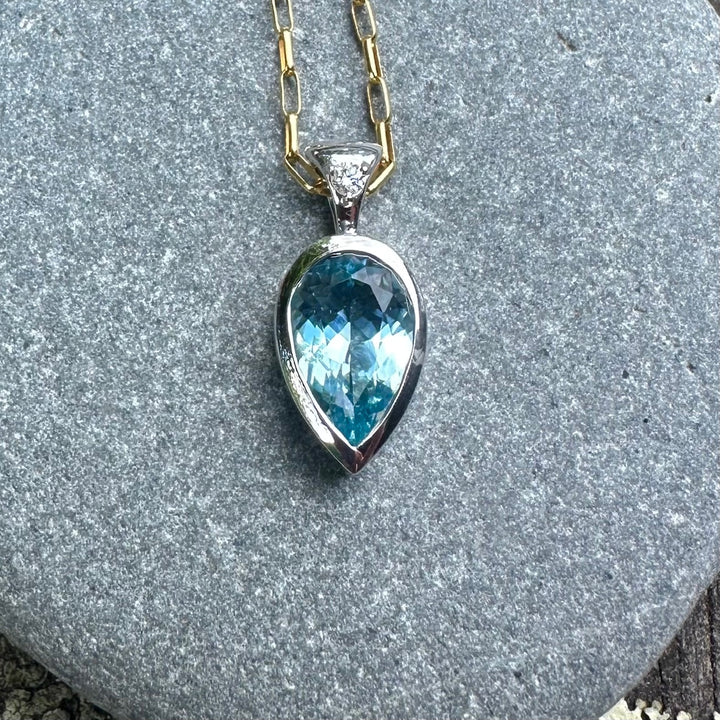 2.10ct Aquamarine pendant in 9ct white gold