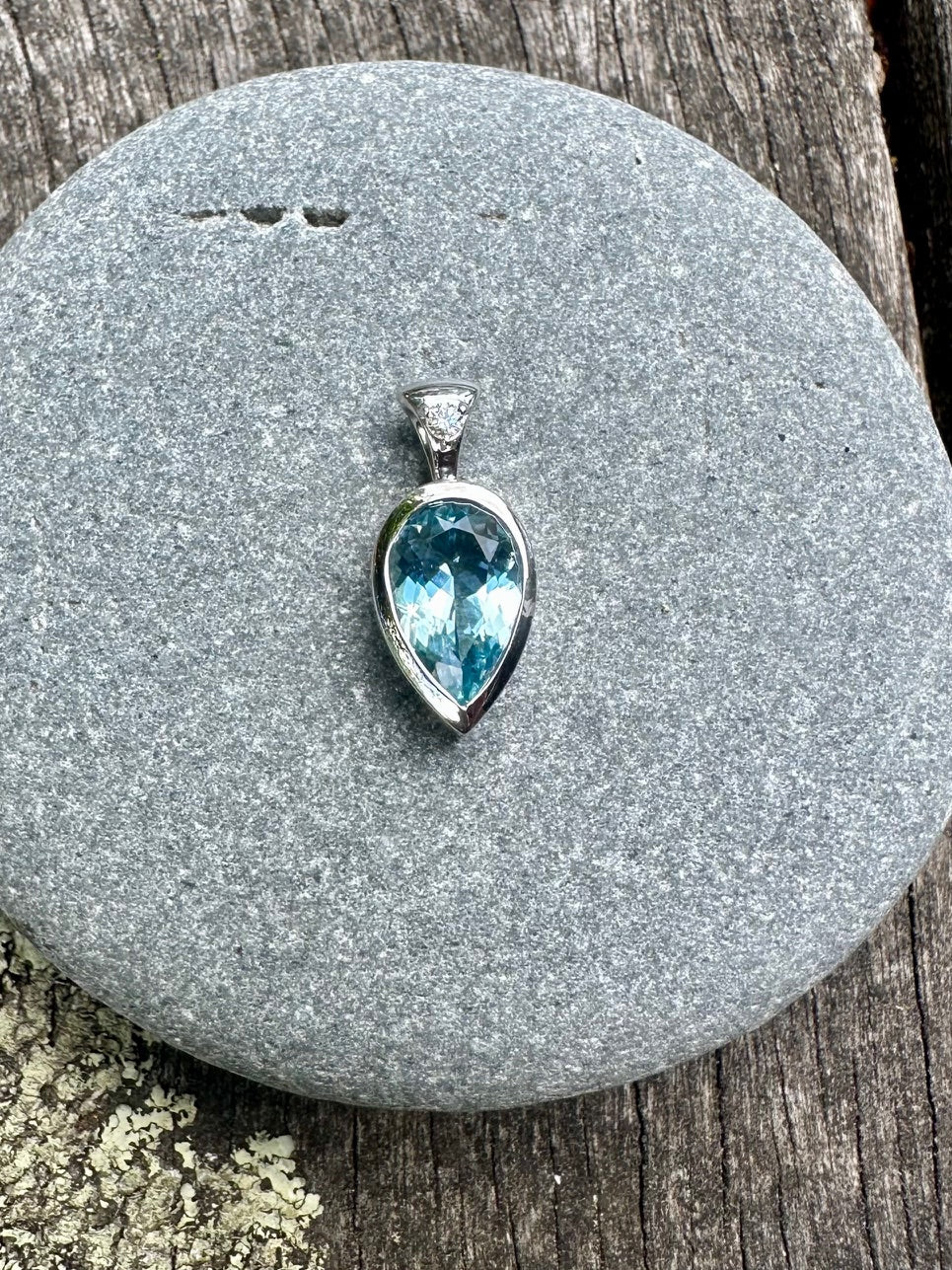 2.10ct Aquamarine pendant in 9ct white gold
