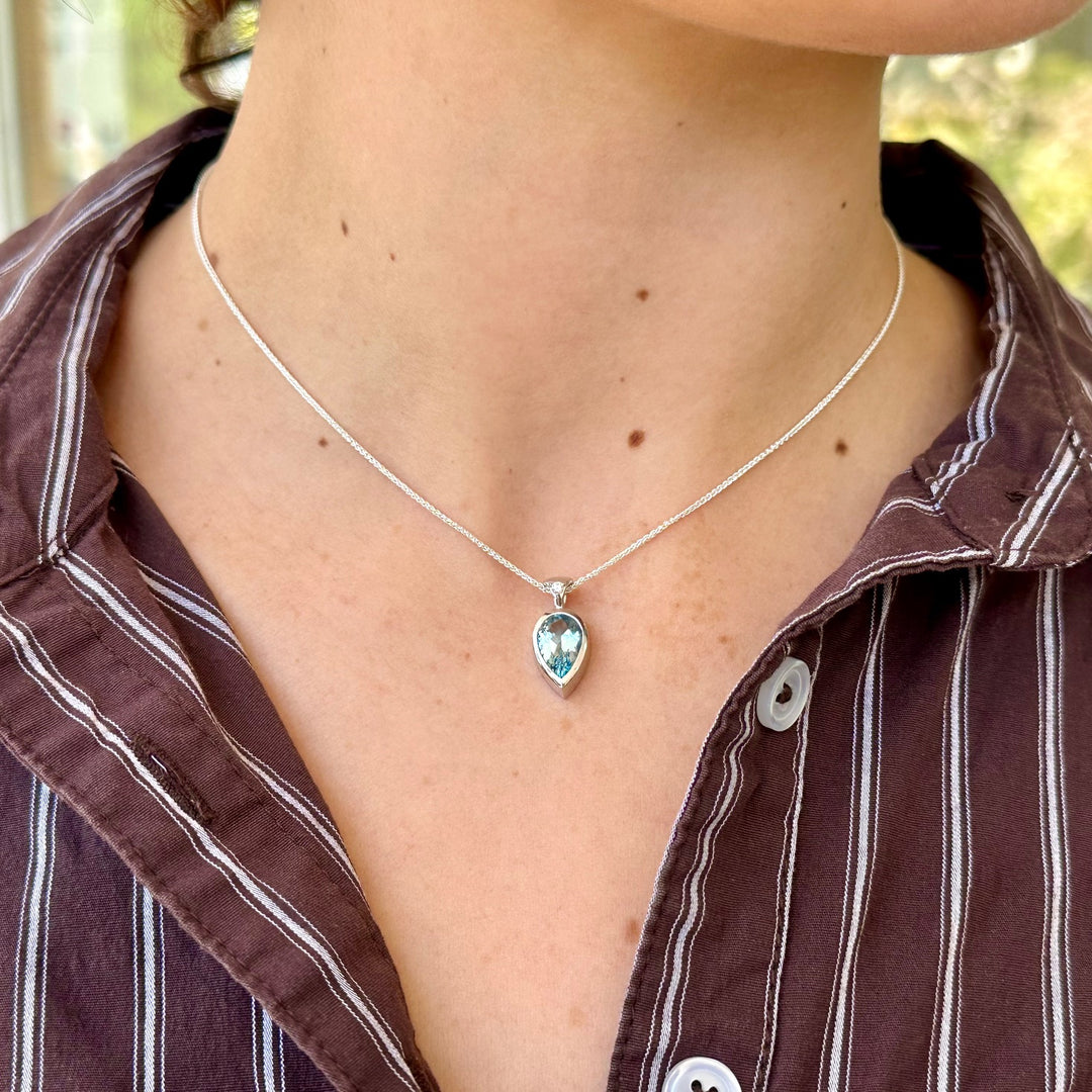 2.10ct Aquamarine pendant in 9ct white gold