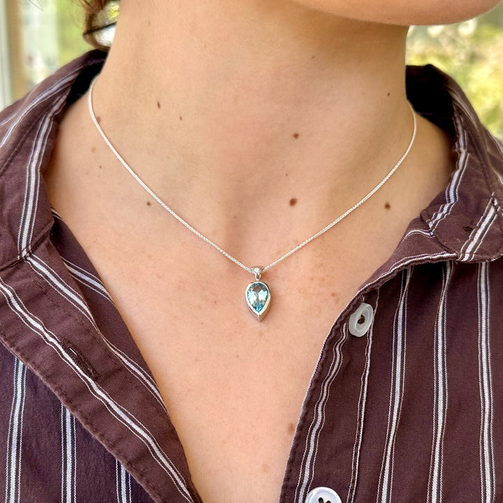 2.10ct Aquamarine pendant in 9ct white gold