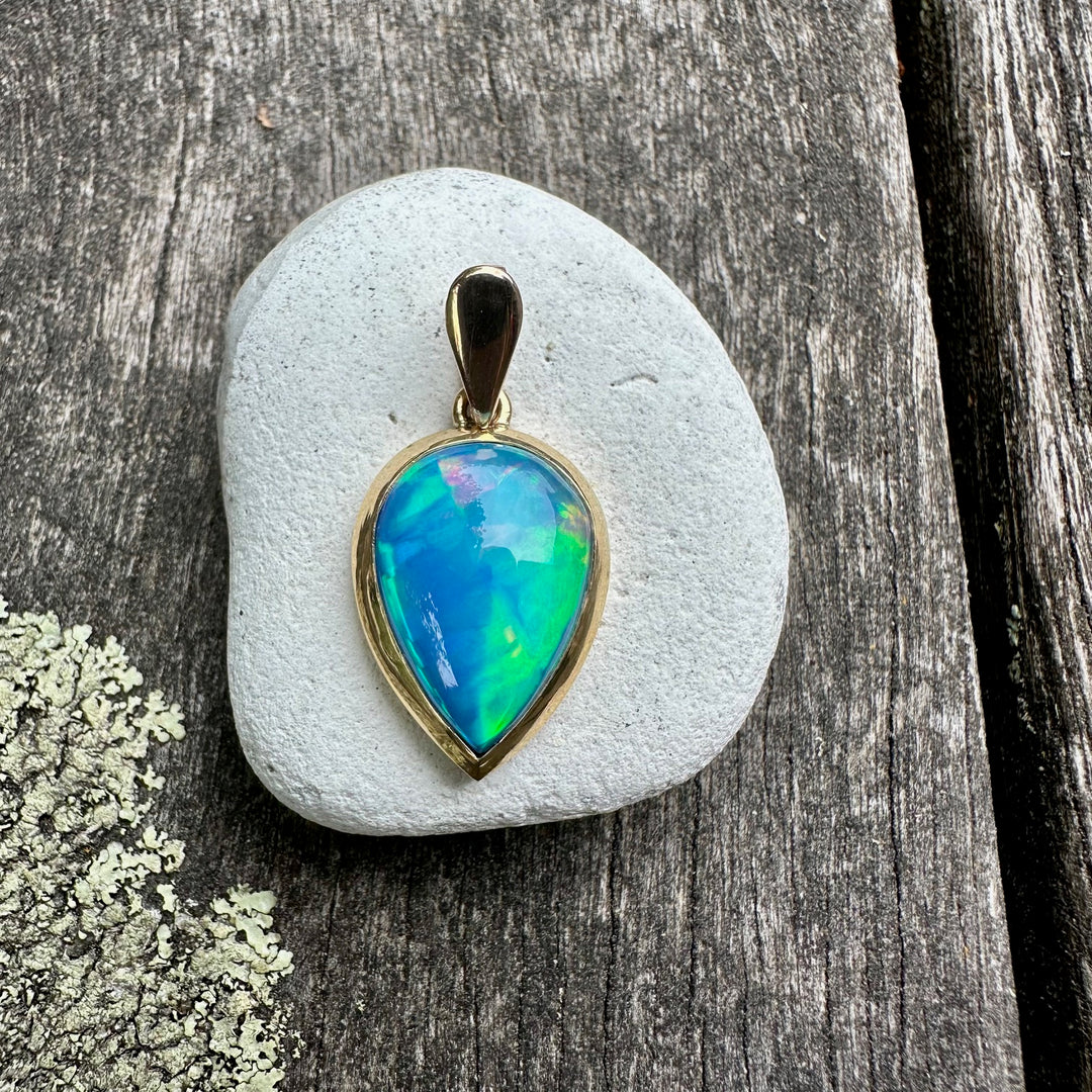 5.36 Ethiopian opal pendant in 9ct yellow gold