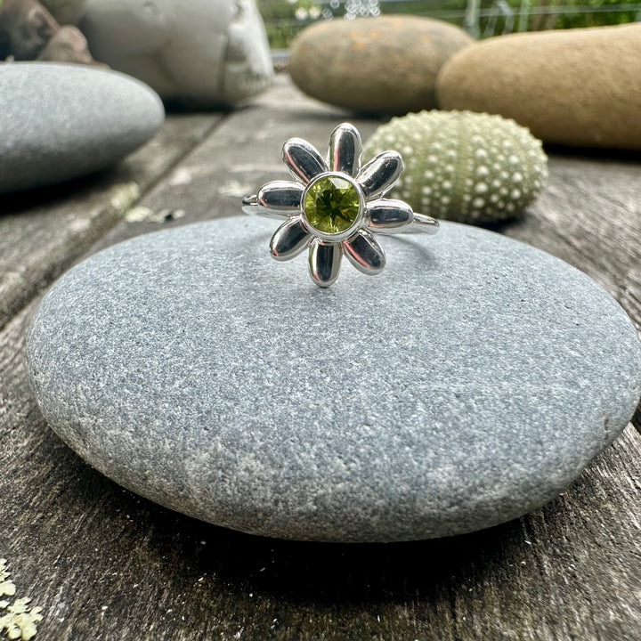 Peridot puāwai  ring