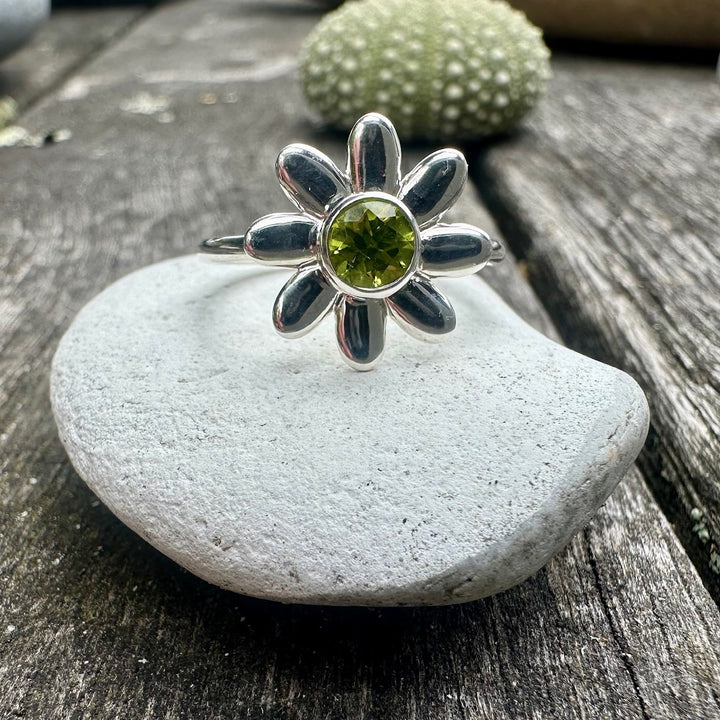 Peridot puāwai  ring