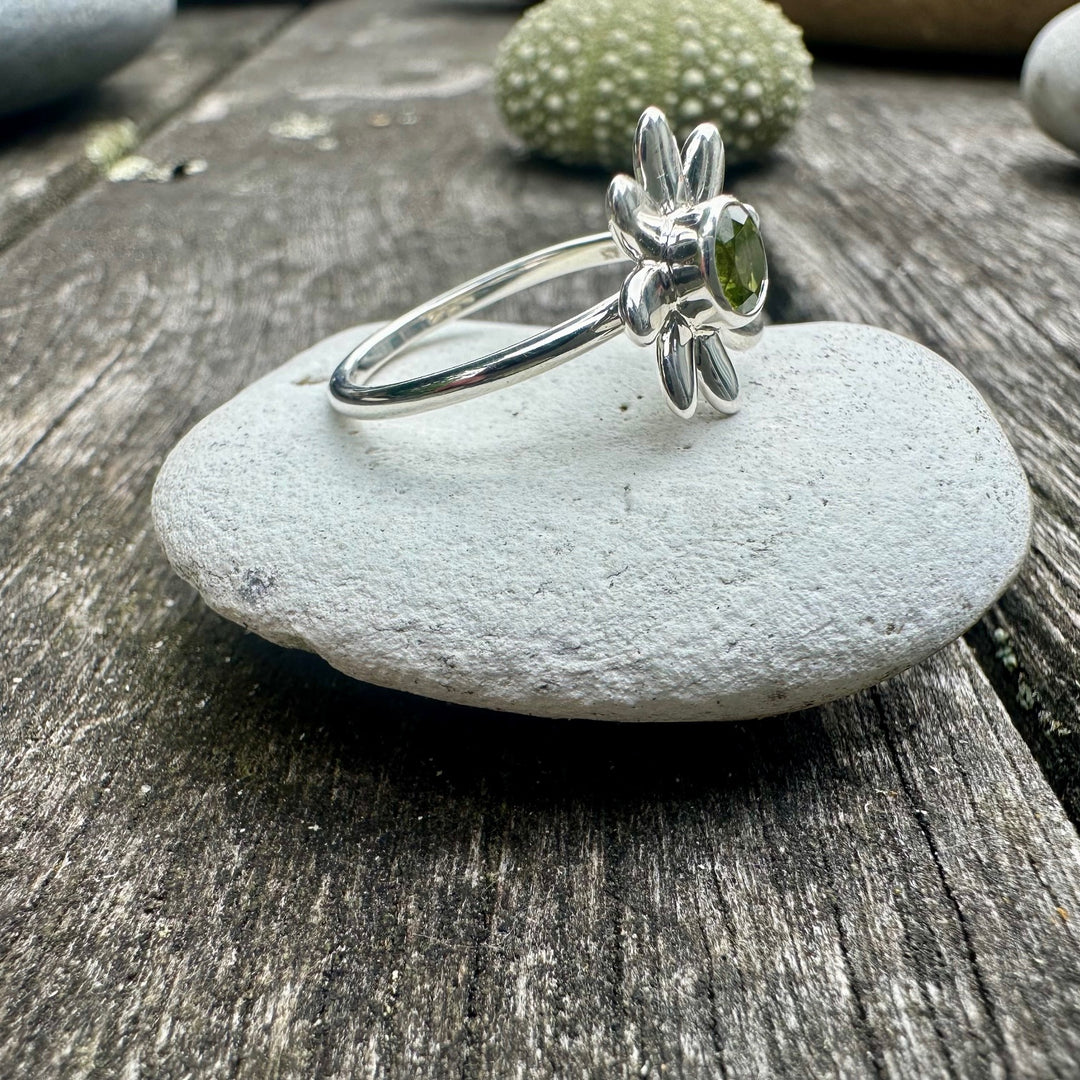 Peridot puāwai  ring