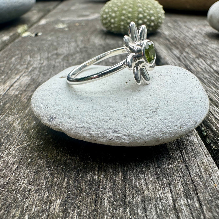 Peridot puāwai  ring