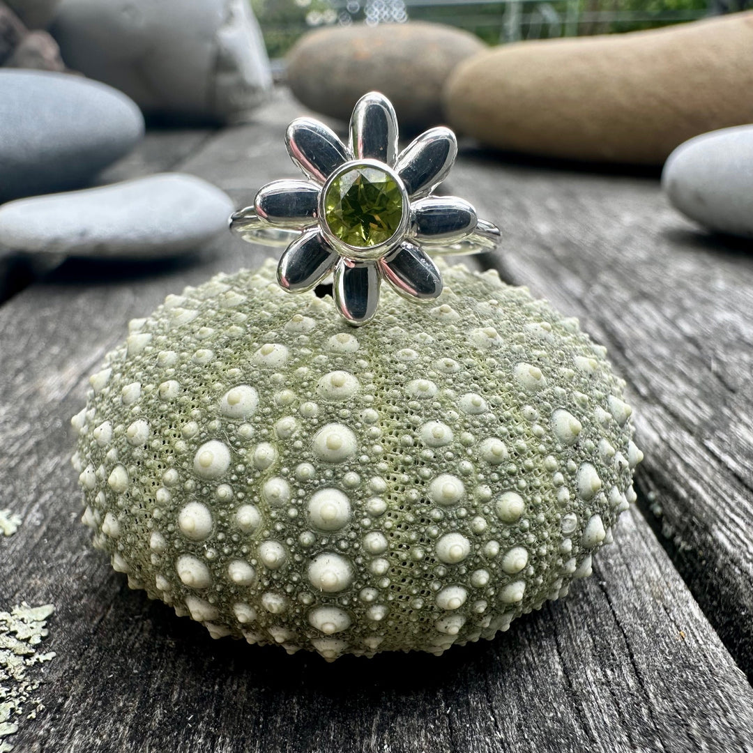 Peridot puāwai  ring