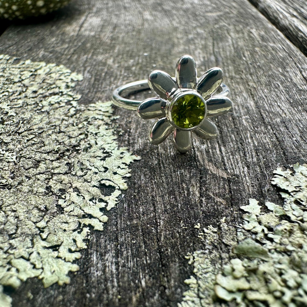 Peridot puāwai  ring