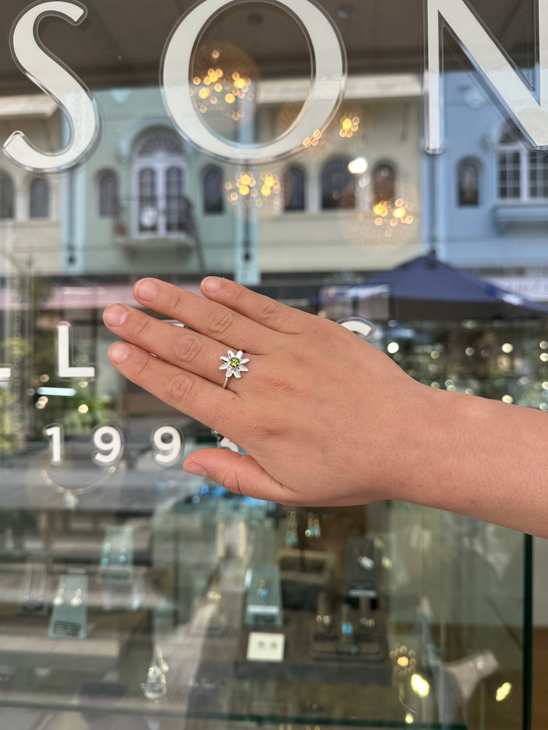 Peridot puāwai  ring