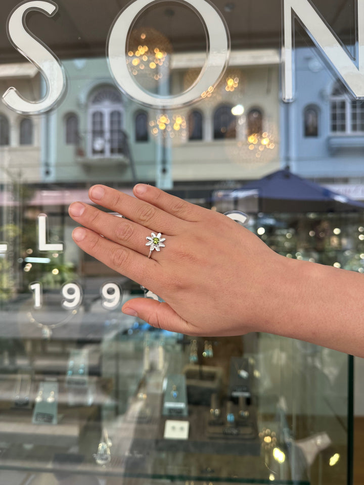 Peridot puāwai  ring