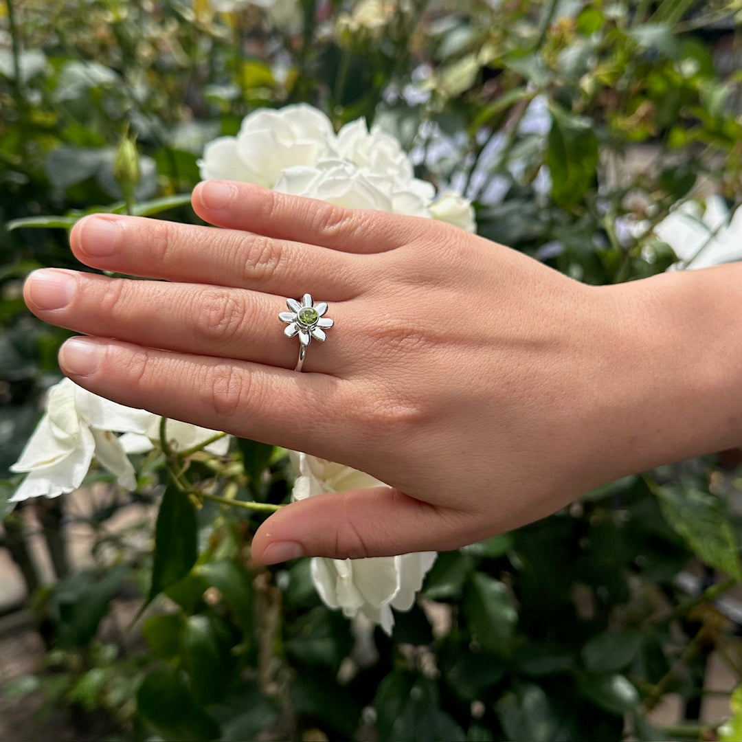 Peridot puāwai  ring