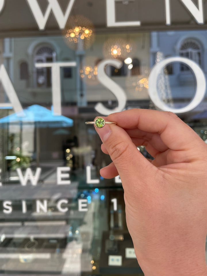 Pepe (small) peridot ring in 9 ct gold