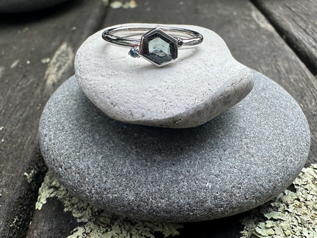 Spinel & blue diamond ring