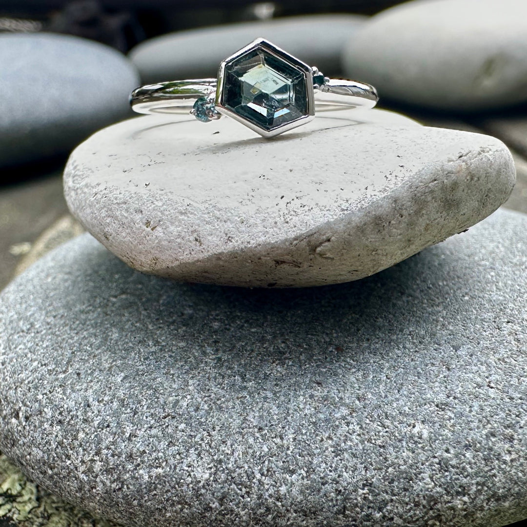 Spinel & blue diamond ring