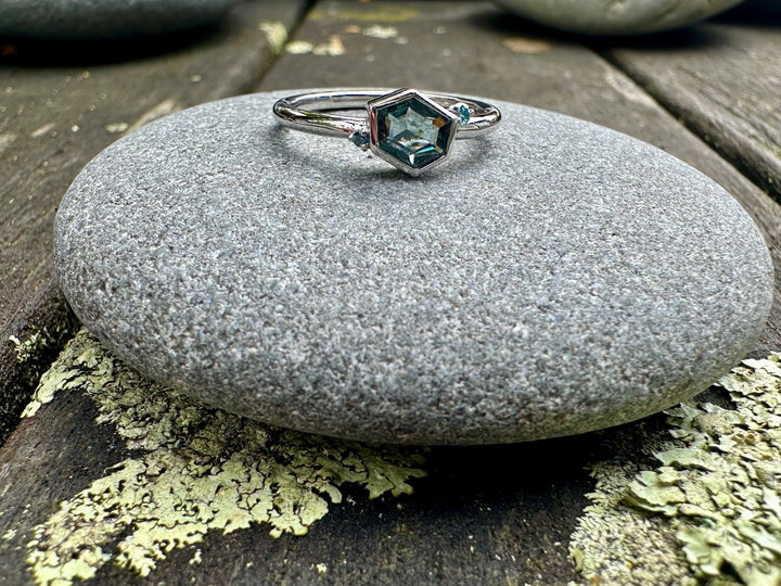 Spinel & blue diamond ring