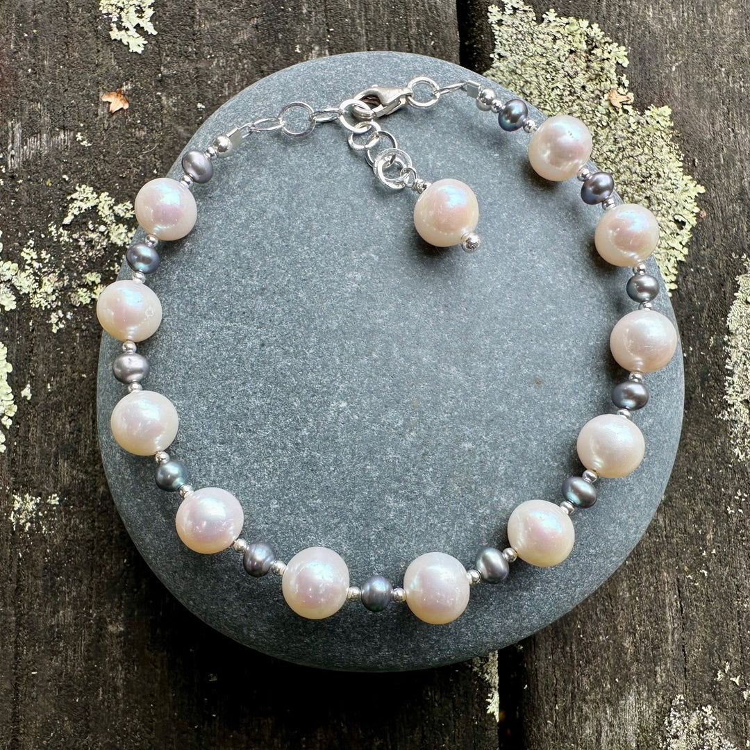 white & gray freshwater pearl bracelet