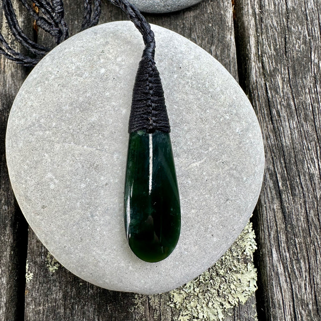 Pepe or small dark NZ greenstone roimata