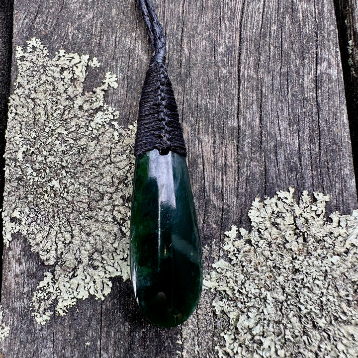 Pepe or small dark NZ greenstone roimata