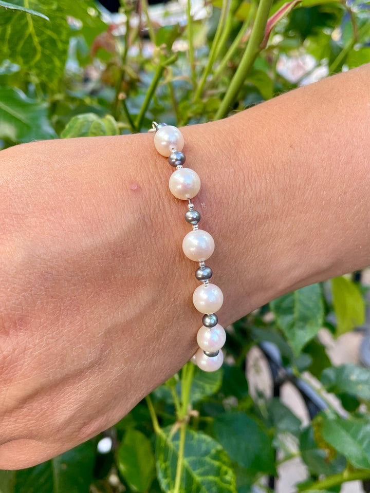 white & gray freshwater pearl bracelet