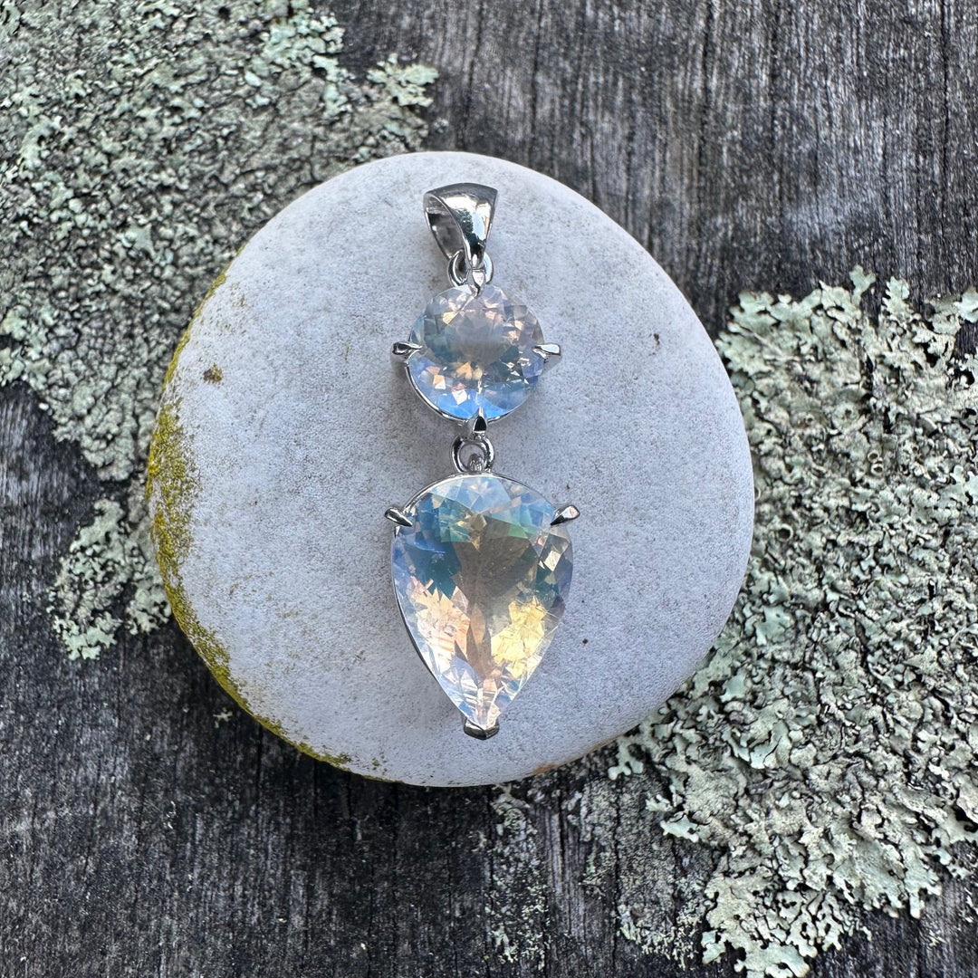 AAA Rainbow moonstone pendant in 9ct white gold
