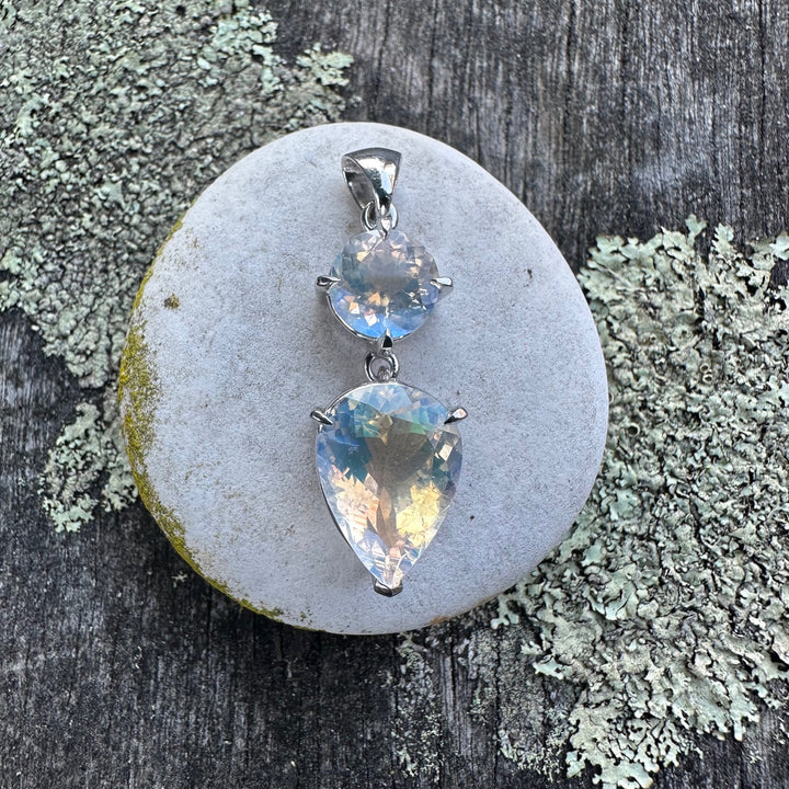 AAA Rainbow moonstone pendant in 9ct white gold