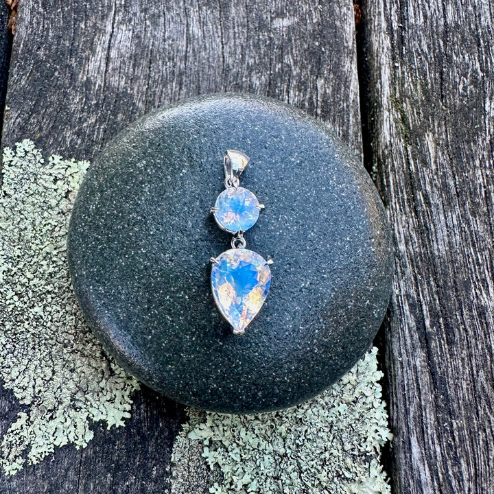 AAA Rainbow moonstone pendant in 9ct white gold