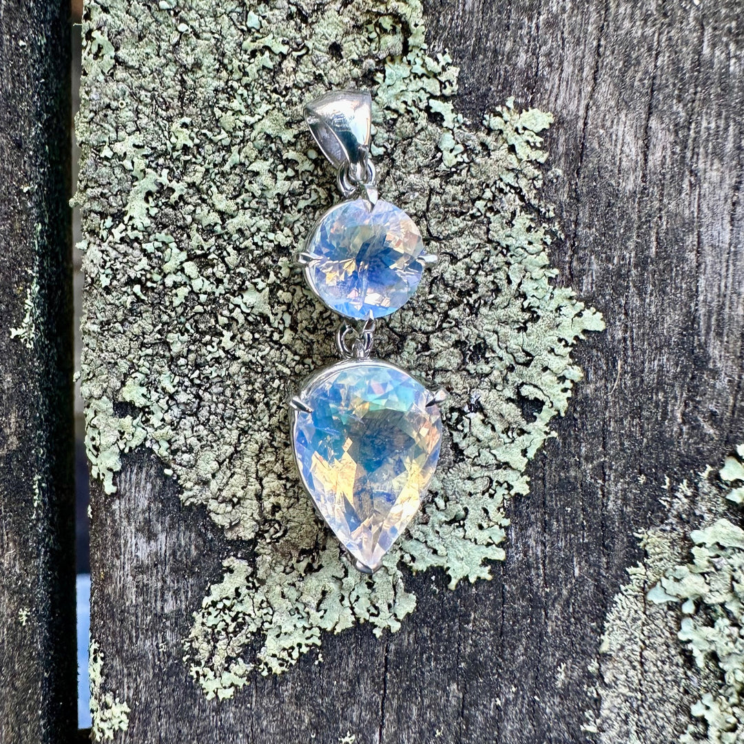 AAA Rainbow moonstone pendant in 9ct white gold