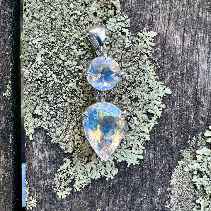 AAA Rainbow moonstone pendant in 9ct white gold