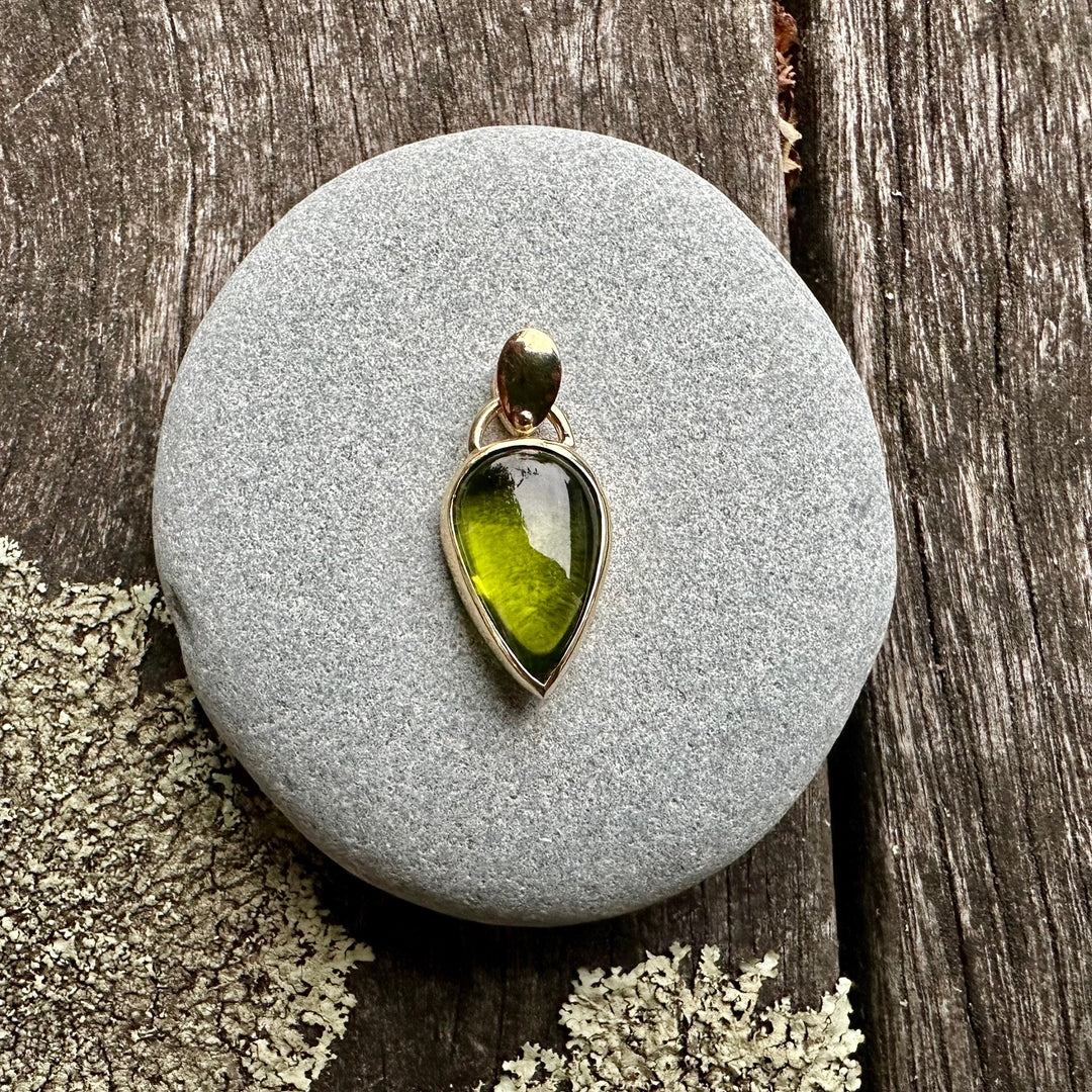 9ct Gold Freeform Peridot pendant
